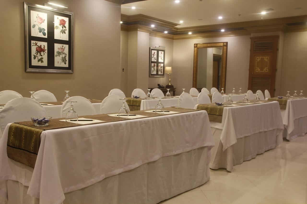 Herald Suites Polaris Makati City Exterior photo
