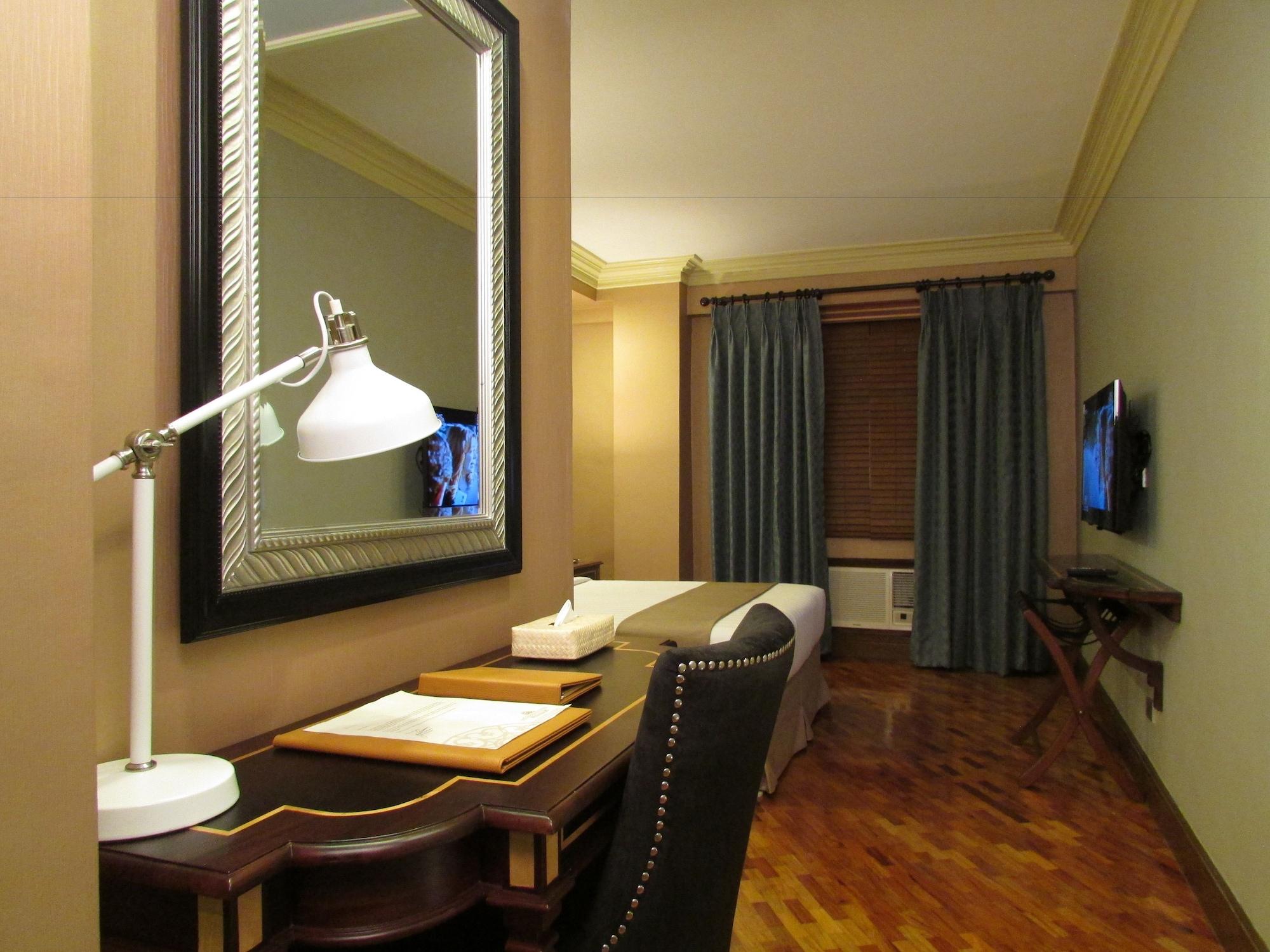 Herald Suites Polaris Makati City Exterior photo