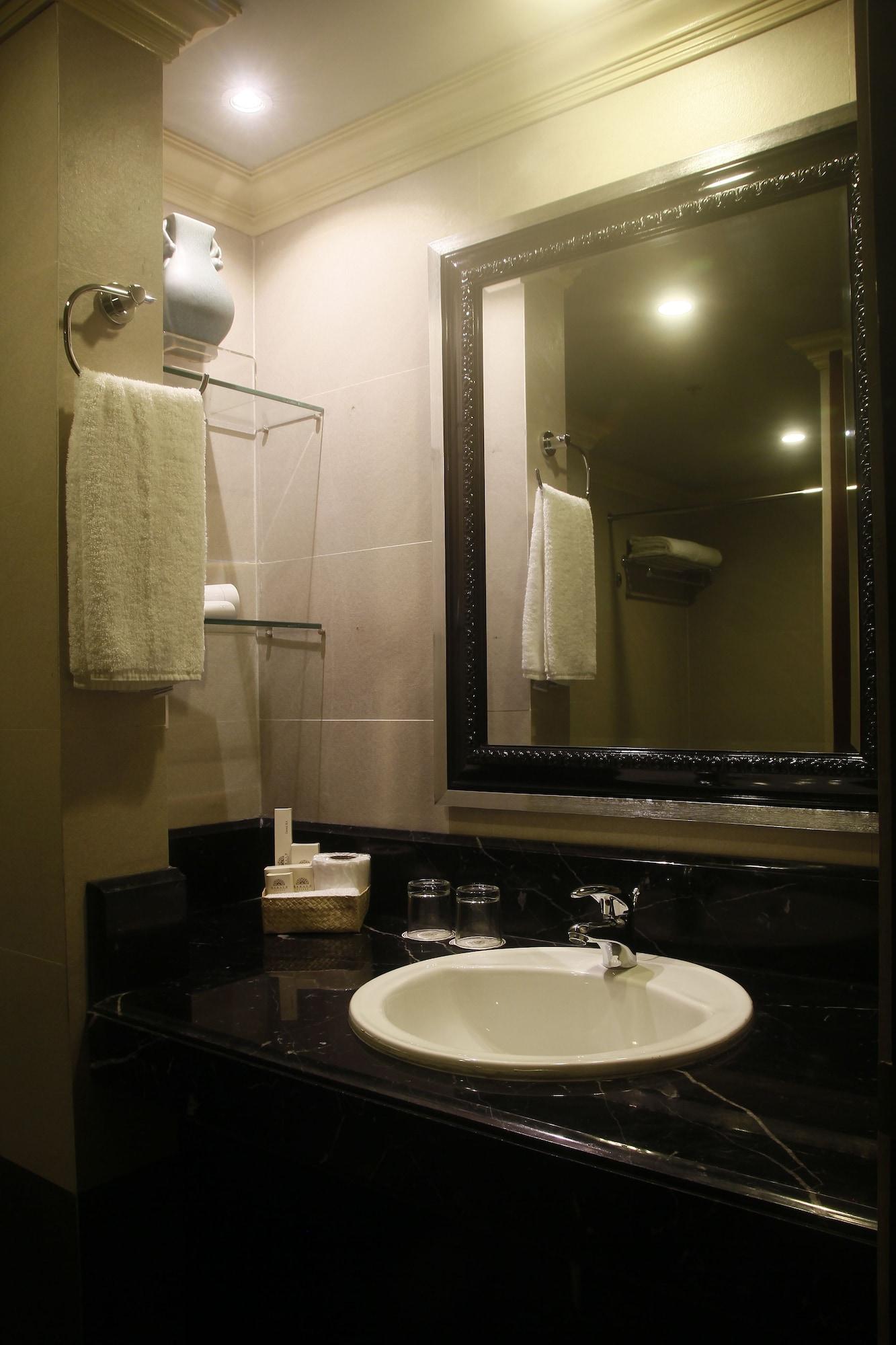 Herald Suites Polaris Makati City Exterior photo