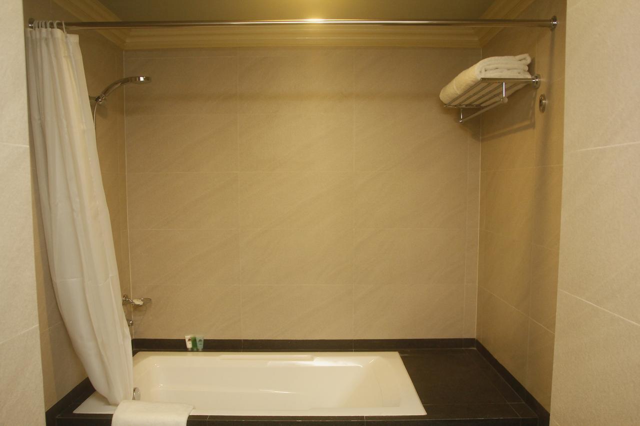 Herald Suites Polaris Makati City Exterior photo