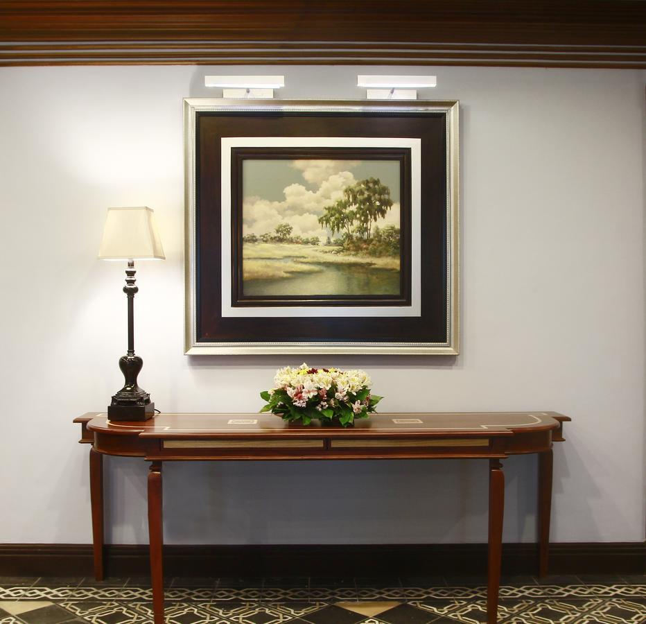 Herald Suites Polaris Makati City Exterior photo