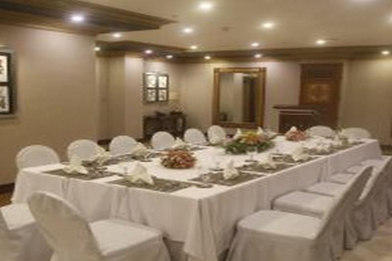 Herald Suites Polaris Makati City Exterior photo