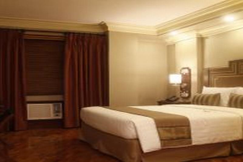 Herald Suites Polaris Makati City Exterior photo