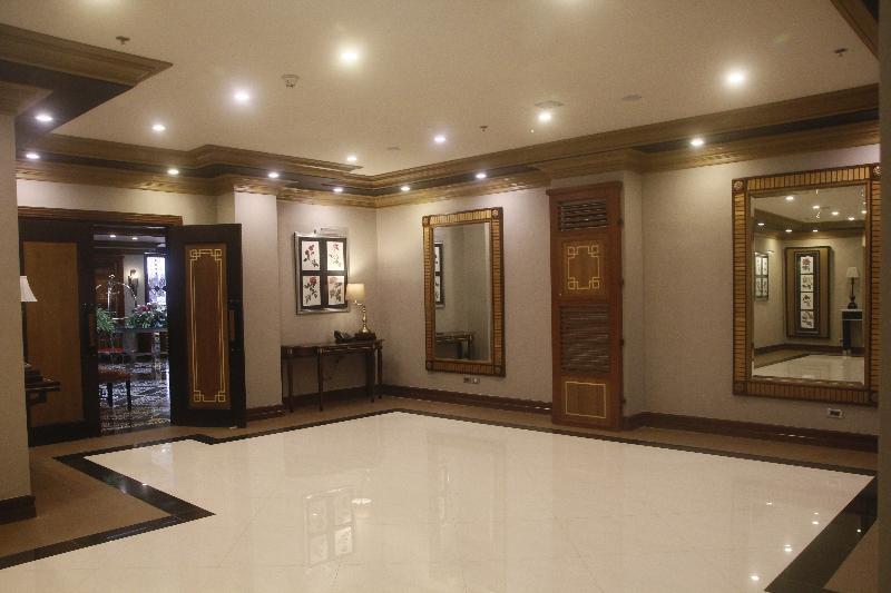 Herald Suites Polaris Makati City Exterior photo